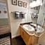 Three Peaks Getaway Jacuzzi Suite - sleeps 4