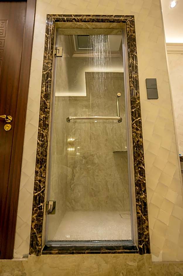 A Residence @ Between Hilton & Cititel Hotel