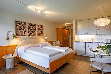 One-Bedroom Apartment with Lake View