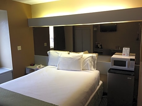 Room 1 Queen Bed Accessible Non Smoking (Roll-In Shower)