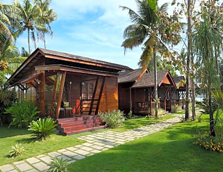 Wooden Lake View Cottage with Jacuzzi