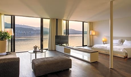 Lake View Deluxe Suite