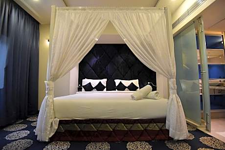 Suite Room with Jacuzzi and Minibar