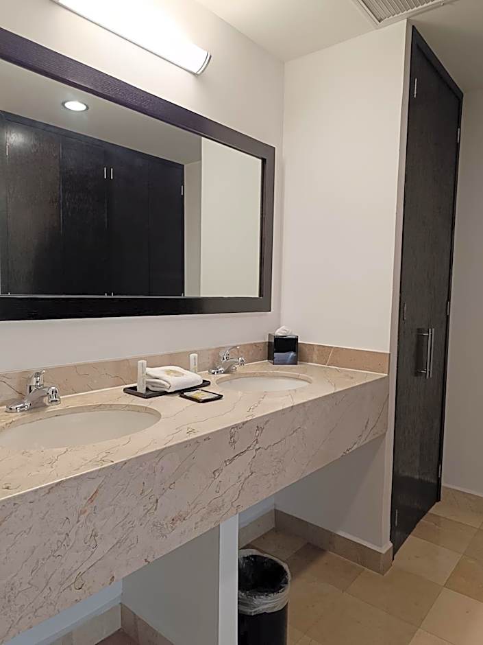 La Quinta Inn & Suites by Wyndham Puebla Palmas