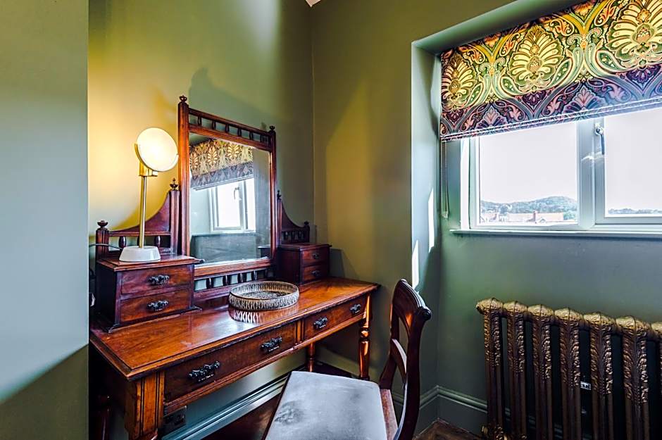 Russell Court by Orenda-Luxe