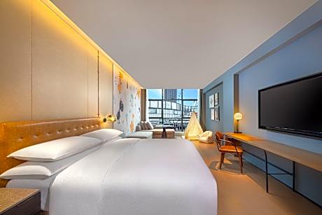 Modern Family Room, Guest room, 1 King, City view