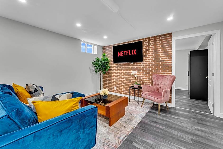 Oshawa Family Haven - Luxury 7BR Villa with Cozy Fireplaces & Hot Tub