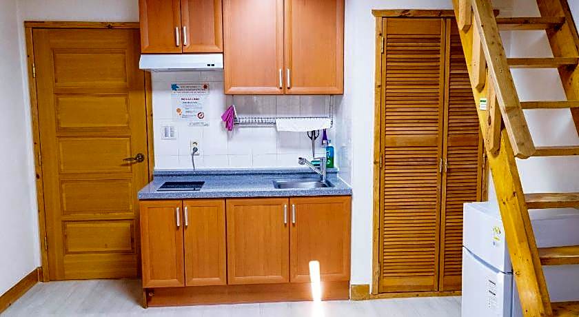 Goodstay White Cabin Pension (Korea Quality)