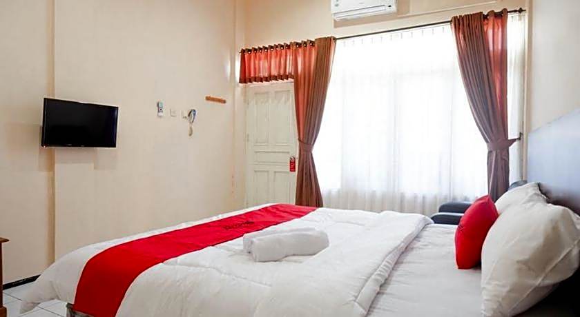 RedDoorz Plus near Stadion Wijaya Kusuma