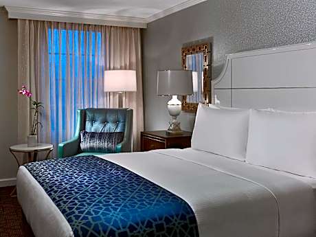 Executive Level Suite - King - Corner Balcony