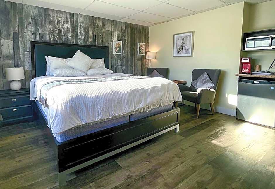 Photo 1 of 6 of Deluxe 1 King Bed Suite
