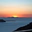 Sun Rocks Boutique Hotel - Caldera View Suites & Sunset Dining Experience