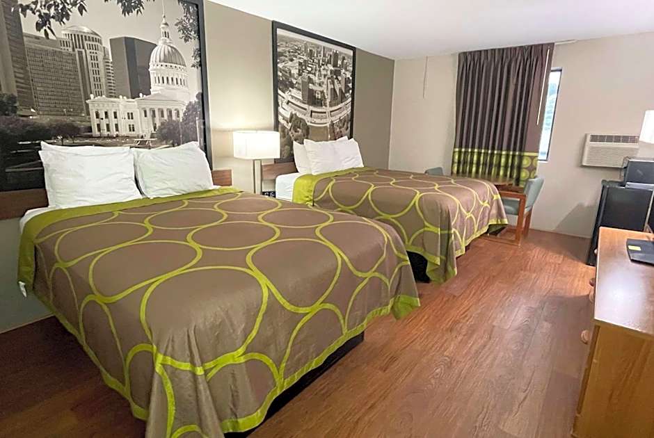 Super 8 by Wyndham Eureka/Six Flags Nearby