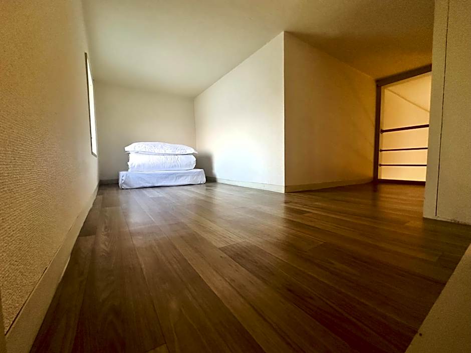 7時IN19時OUT # 新宿駅電車4分 # 駅8分 # 新規リノベーション # 最大5名 # 専用バスキッチン # 7 00 IN19 00 OUT # 4 min train to Shinjuku # 8 min walk to station # Newly renovated # Max 5 guests # Private bath kitchen