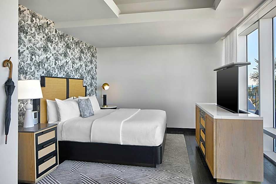 Photo 1 of 14 of Penthouse 1 King Bed, Island View, Terrace, Concierge Level