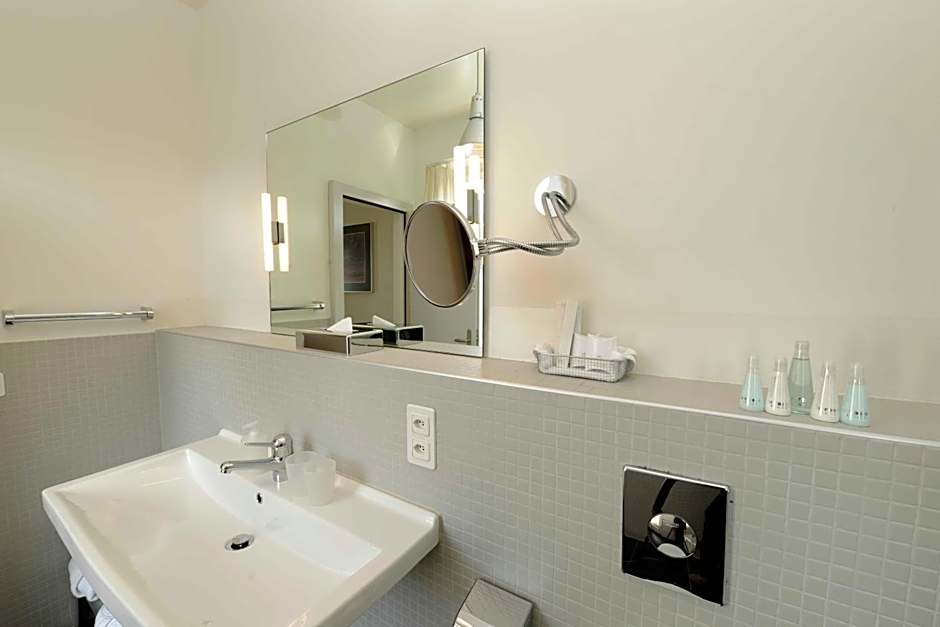 Alma Hotel - Boutique hideaway by the lake with rooftop and ladies-only wellness