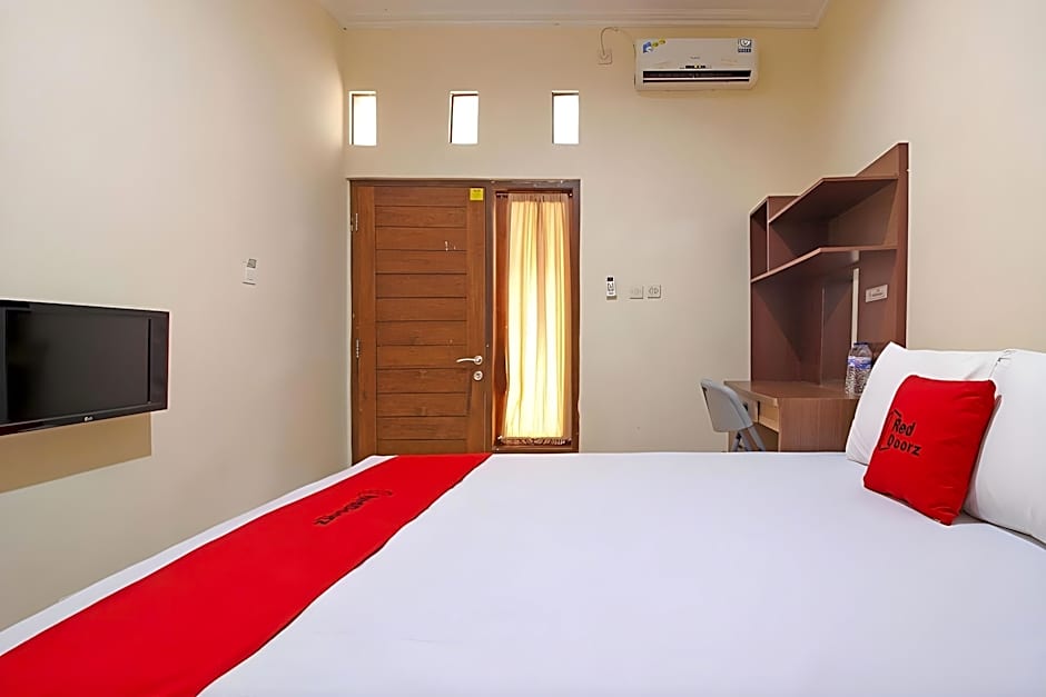 RedDoorz near Hartono Mall 3