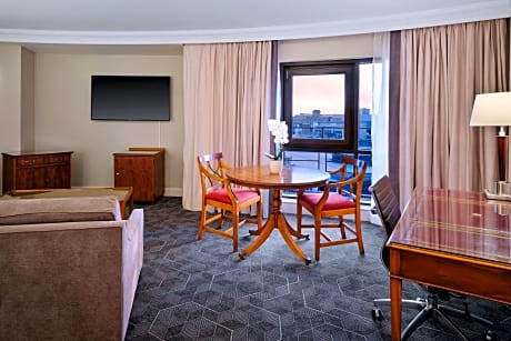 Suite, 1 Bedroom (1 King Bed)