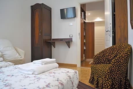 Twin Room with Private Bathroom