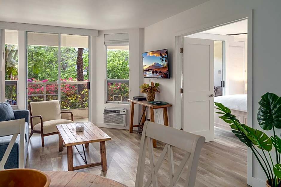 Renovated Condo - 3 Min Walk to Toes in the Sand!