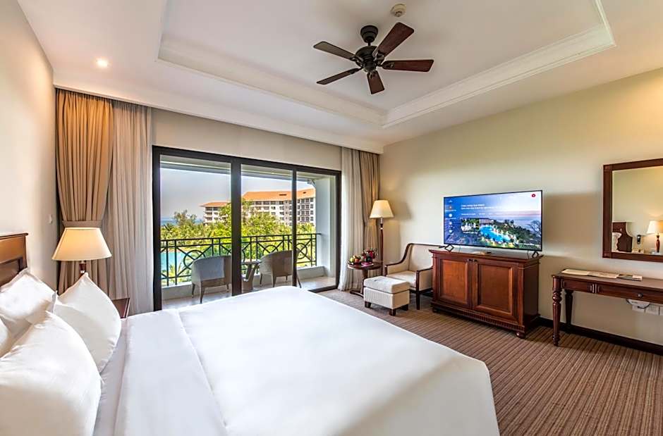 Photo 1 of 4 of Deluxe 1 King Bed, Ocean View
