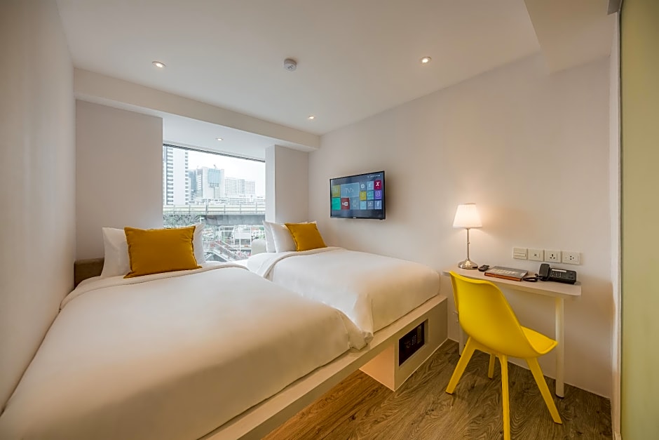 YELLO ROOMS Victory Monument