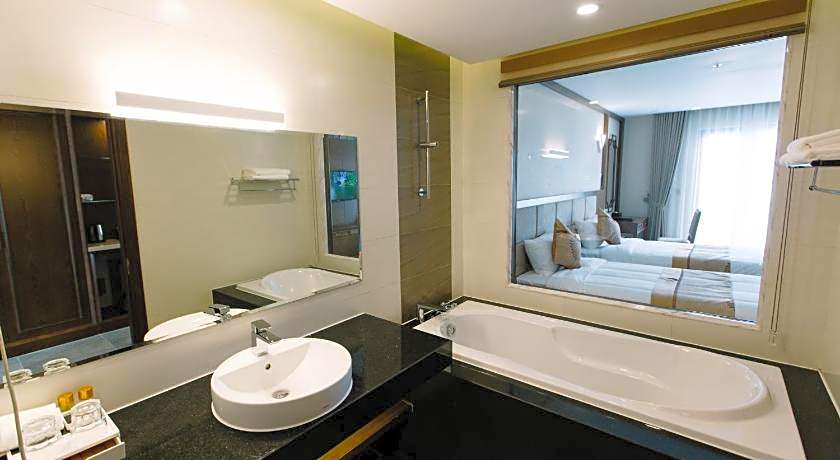 Duc Huy Grand Hotel and Spa