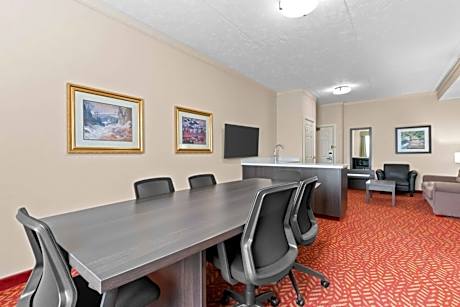 King Suite with Sofa Bed, Kitchenette and Living Room - Non-Smoking