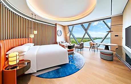 Deluxe King Room with Lake View