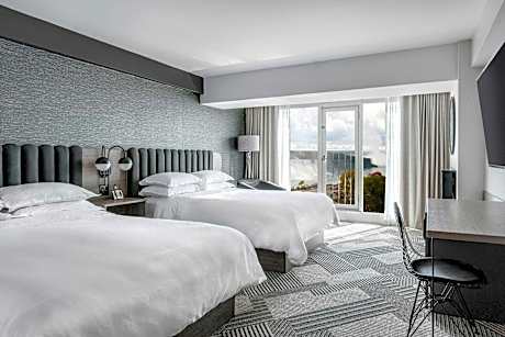 AmericanFallsview bathtub, Guest room, 2 Queen, Partial Falls view