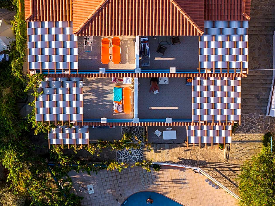 Pantheon Apartments & Studios