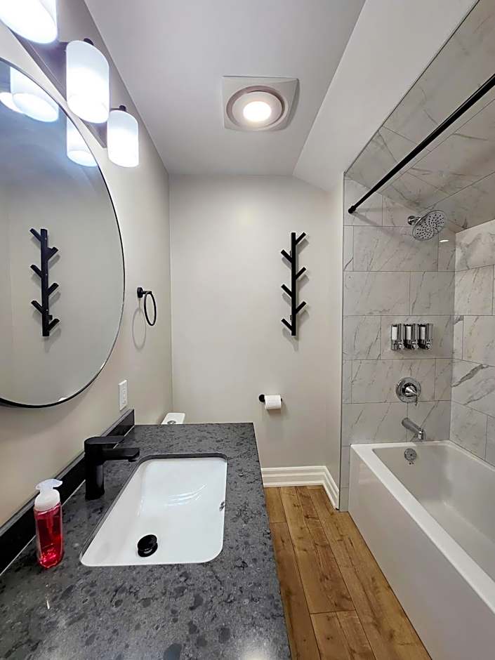 The Cozy Cove Modern King-Bedroom Full Apartment