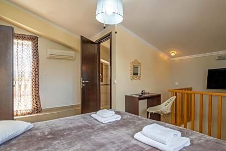 Family Room - Split Level (2 adults-2 children)