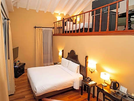 Colonial Family Duplex Room
