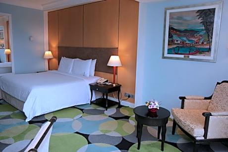 Premier Pool View Queen