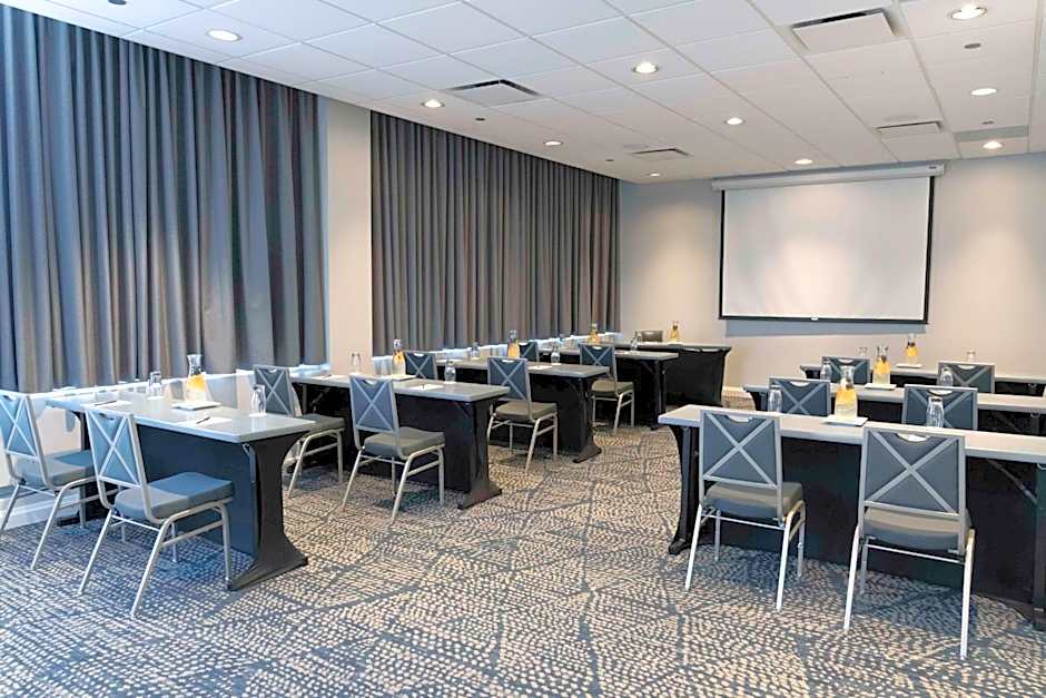 DoubleTree by Hilton Chicago - North Shore Conference Center