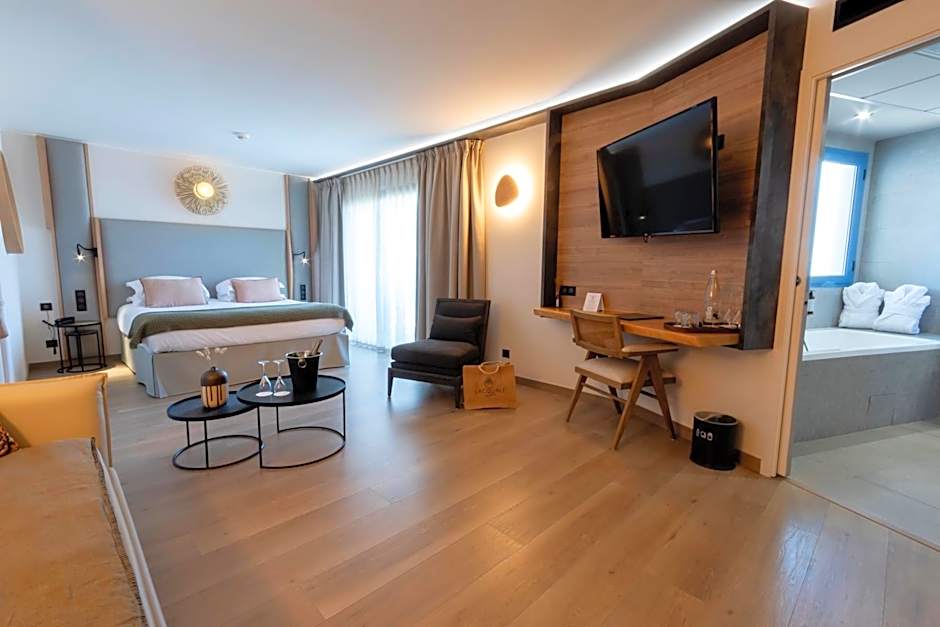 Photo 1 of 9 of Junior Suite, Sea View