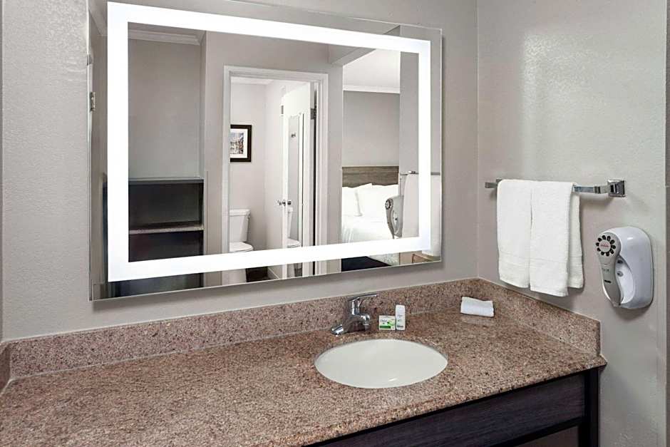 La Quinta Inn & Suites by Wyndham Cleveland Independence