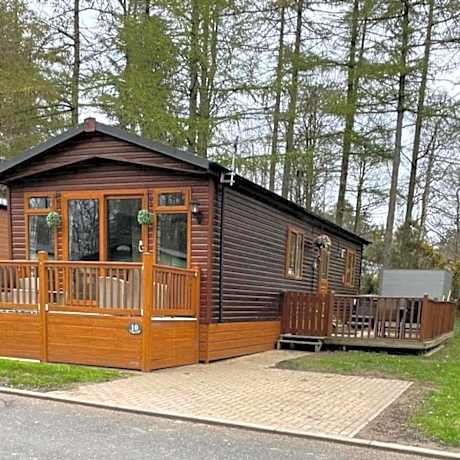 Tranquil Lodge hot tub and free golf