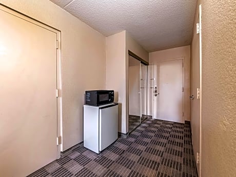 King Room with Bath Tub - Mobility/Hearing Accessible - Non-Smoking