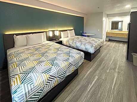 2 Queen Beds | Non-Smoking, Kitchen