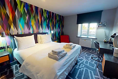 Club Room (FREE GYM & POOL ACCESS)