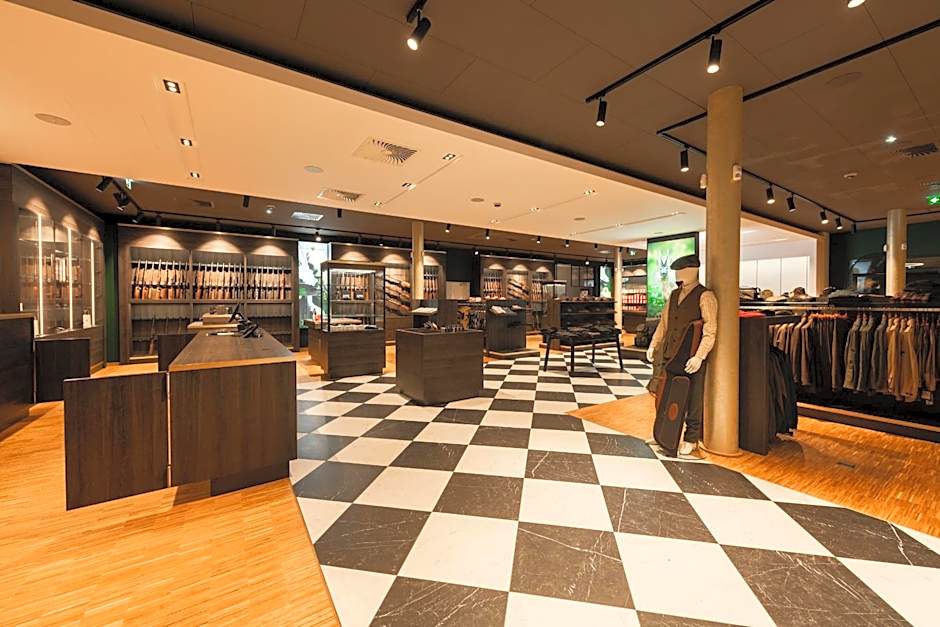 TARGET WORLD Hunter's Lodge