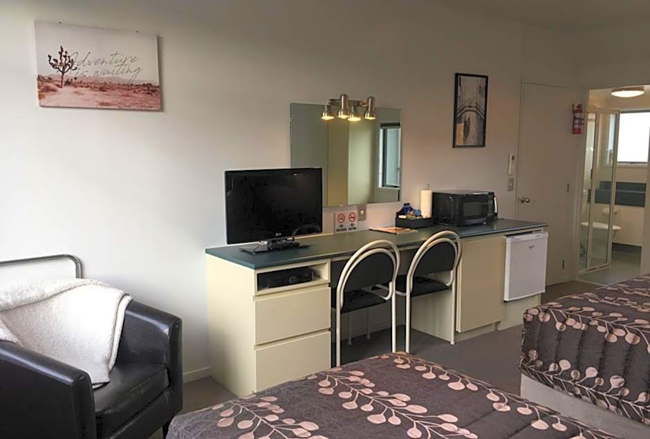 Colonial Manor Motel