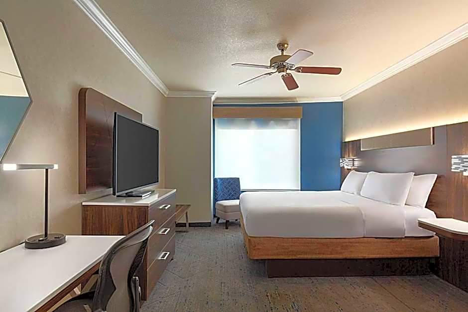 Holiday Inn Express Hotel & Suites Bakersfield Central By IHG