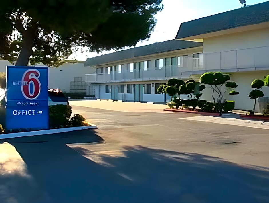 Super 8 by Wyndham Tracy