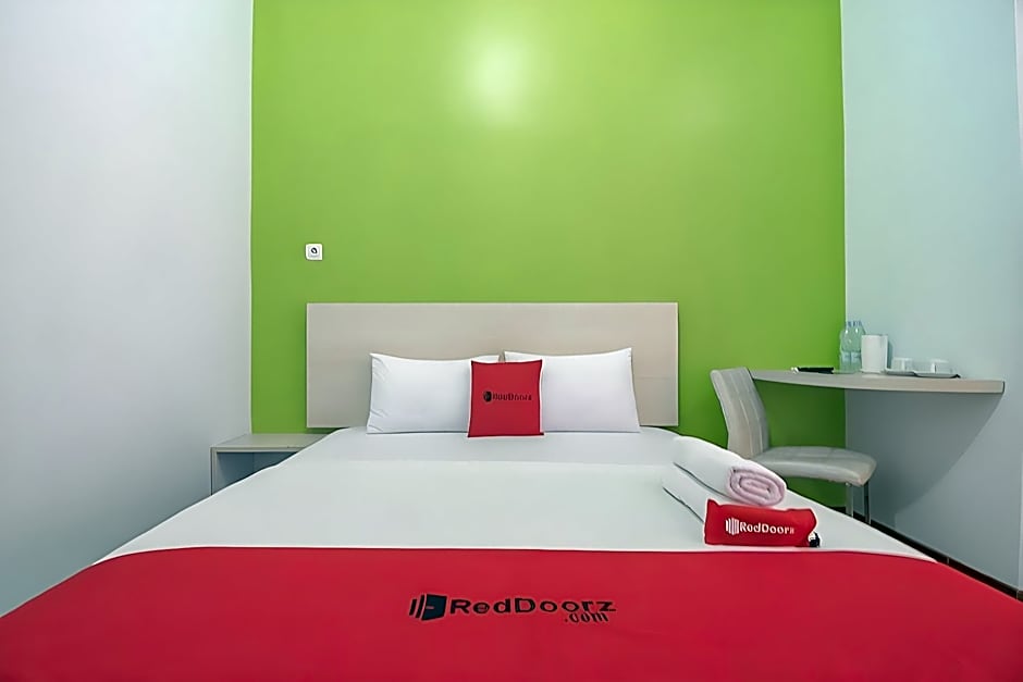 RedDoorz Plus near Alun Alun Kuningan