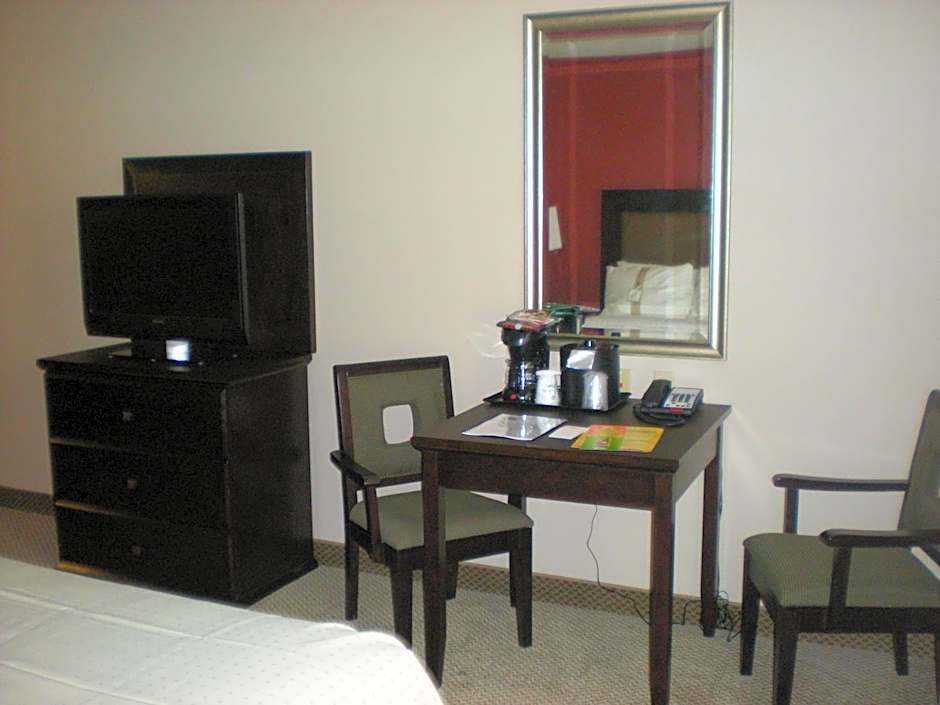 Holiday Inn & Suites Bakersfield by IHG