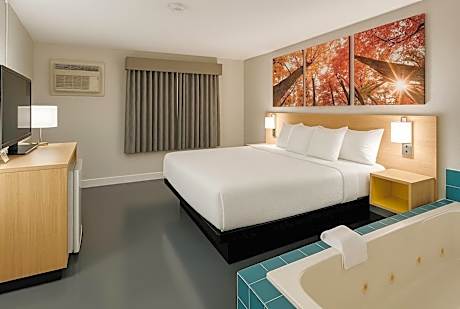 1 King Bed Suite Non-Smoking