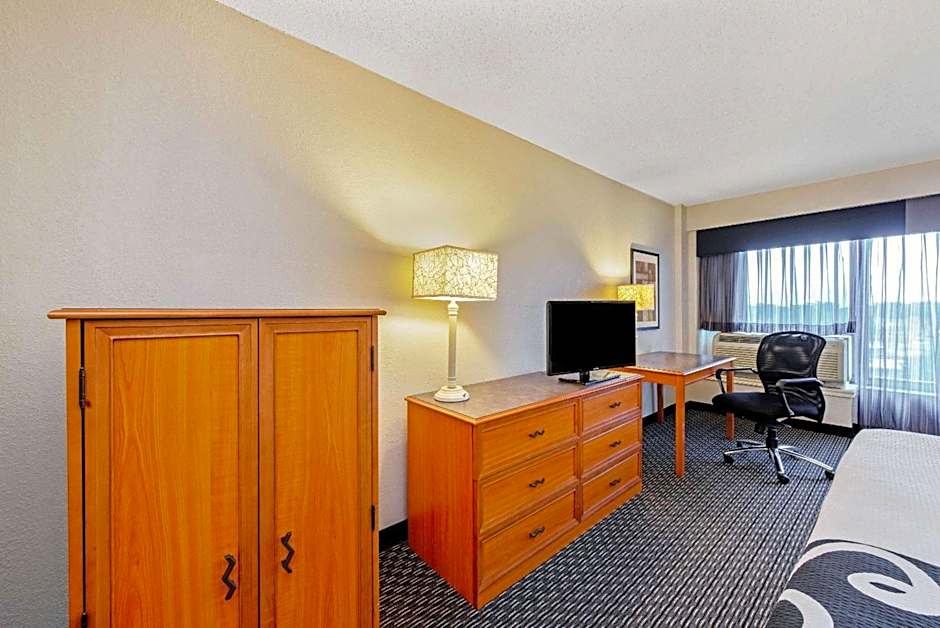 La Quinta Inn & Suites by Wyndham New Orleans Airport